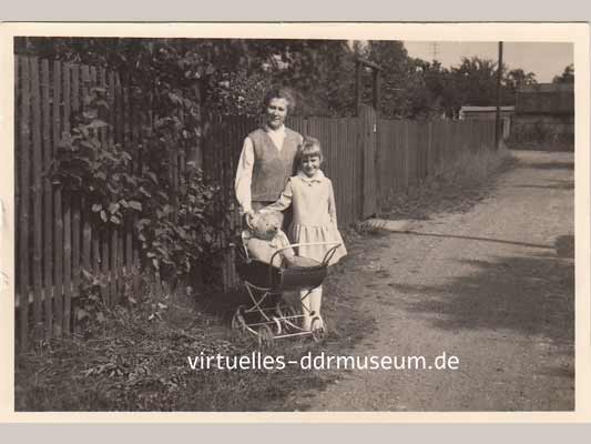 Kindheit in der DDR, ich 7 Jahre alt, 1966, mit Puppenwagen und Bummi