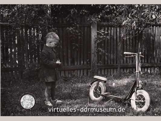 Mein Mann mit seinem neuen Luftroller, Ostern 1961