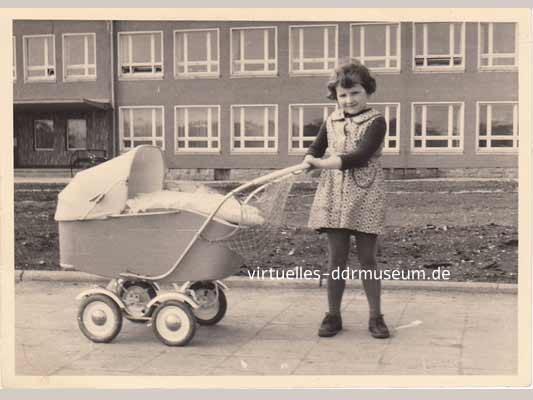Kindheit in der DDR, Kind mit Puppenwagen, 60er Jahre