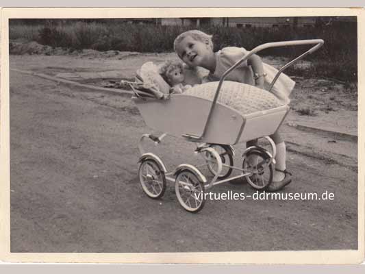 Kindheit in der DDR, Kind mit Puppenwagen, 60er Jahre