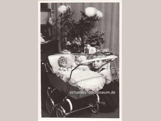Kindheit in der DDR, Kind mit Puppenwagen, 60er Jahre