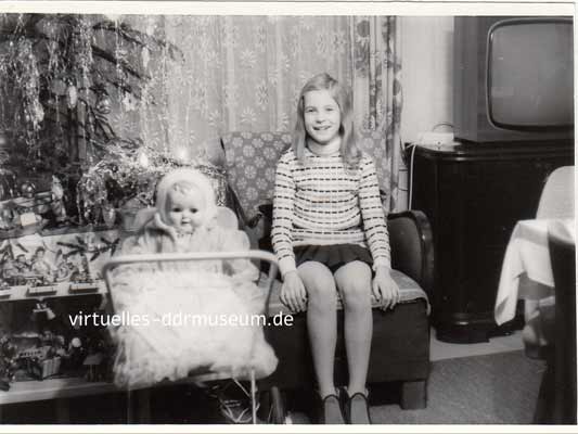 Kind mit Puppenstube, Puppenwagen und Sonneberger Puppe