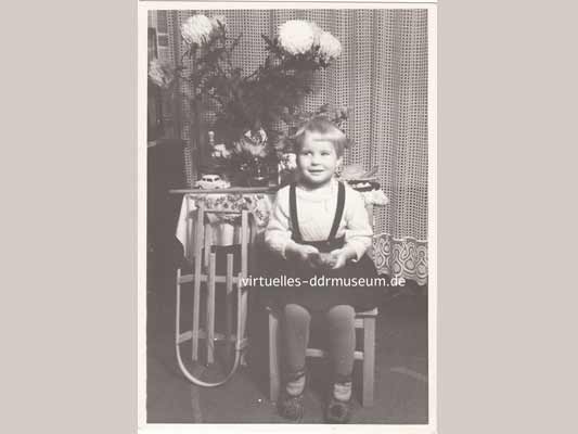 Kindheit in der DDR, Kind mit Schlitten