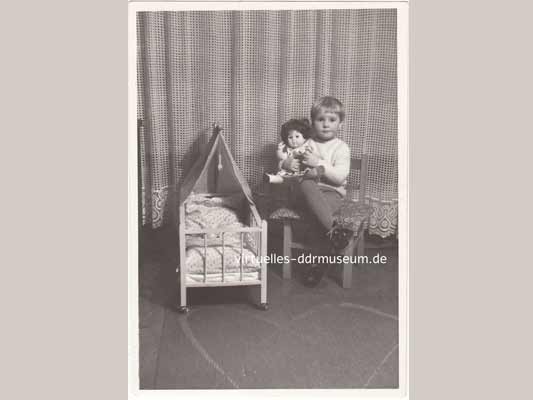 Kindheit in der DDR, mit Puppenbettchen und Puppe