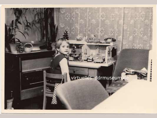 Kindheit in der DDR, Kind mit Gottschalk Puppenstube