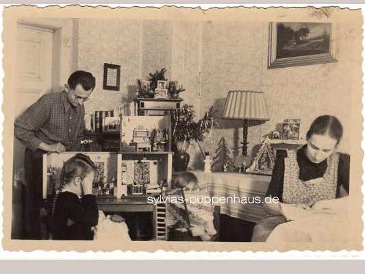 Kind mit Puppenstube, Görlitz 1954