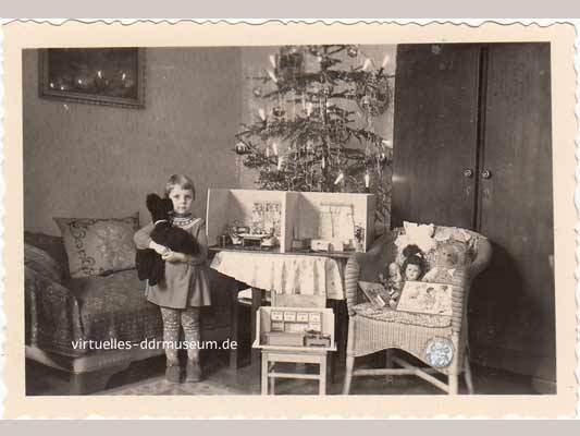 1959, Kind mit Puppenstube, Kaufladen, Pudel, Teddy und Puppen