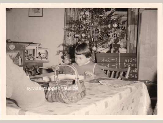 Weihnachten 1961, Kind mit Puppenhaus