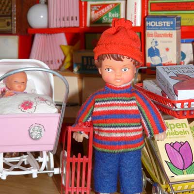 ARI-Puppe, Junge mit Schlitten, in Originalkleidung, 60er Jahre