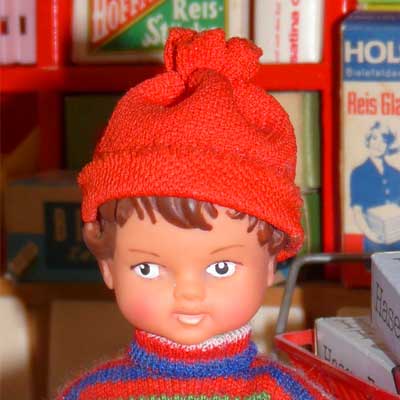 ARI-Puppe, Junge mit Schlitten, in Originalkleidung, 60er Jahre