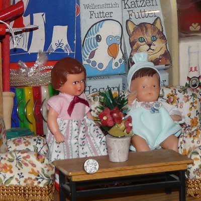 ARI-Puppen in Originalkleidung, li. 70er Jahre, rechts 60er-Jahre